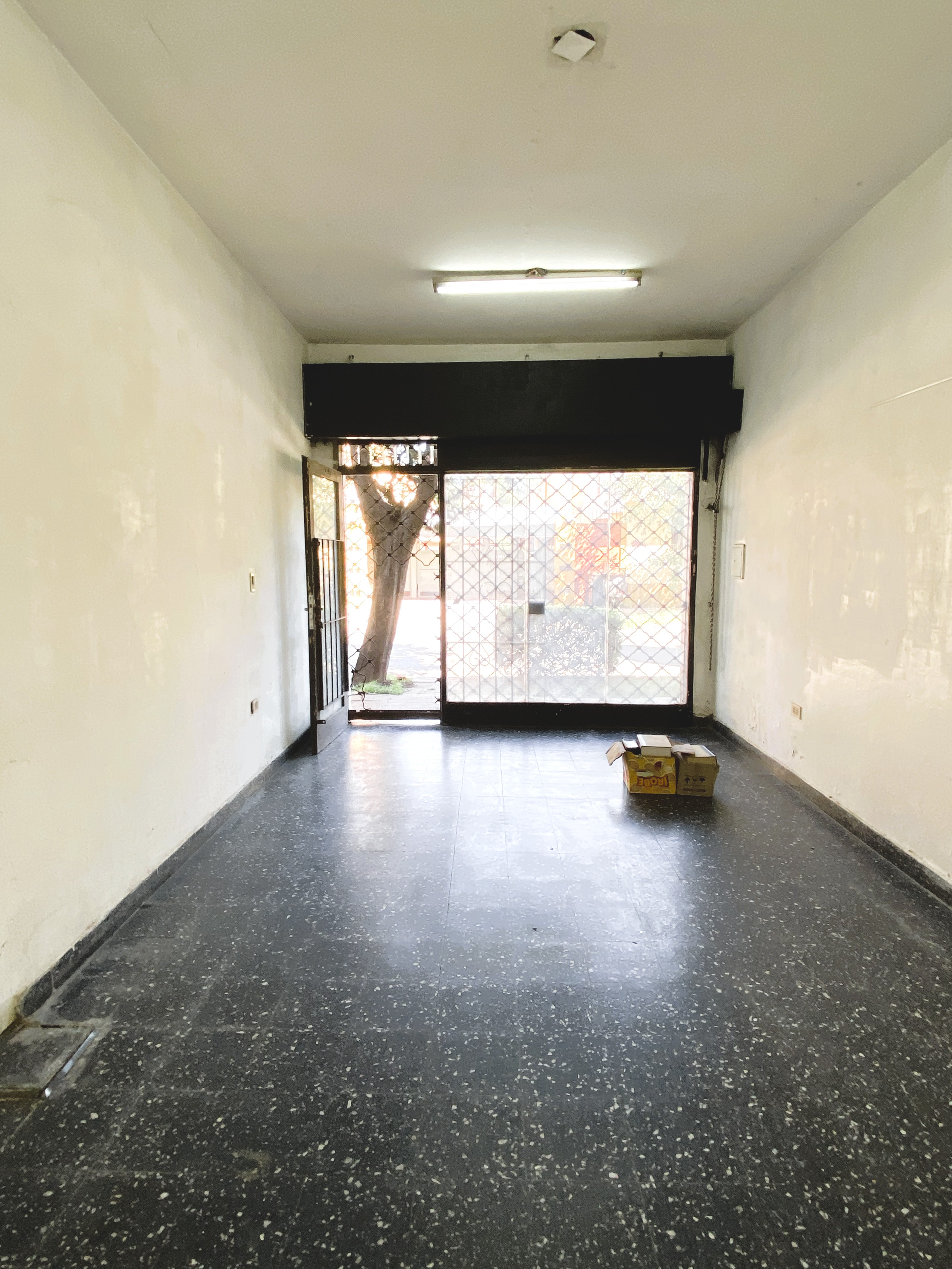 Local de 4  X 8 mts .  con baño